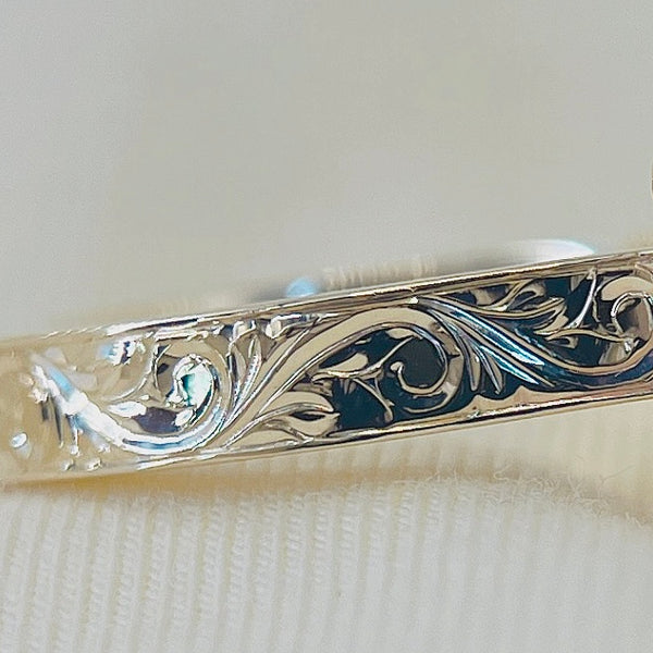 Deep Scroll engraving, on the band